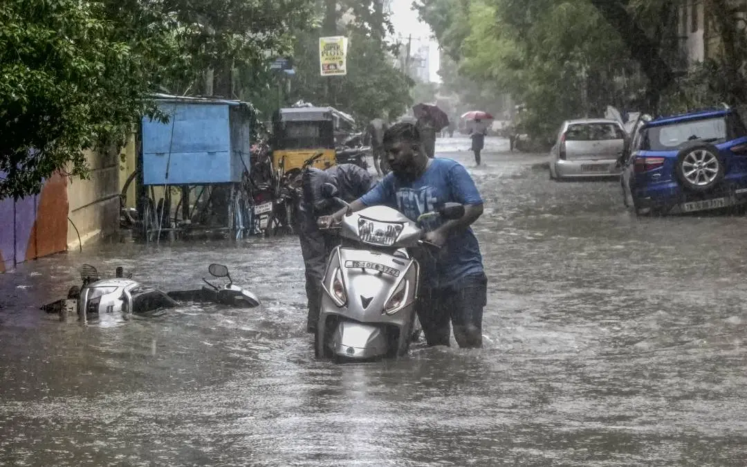 കനത്ത മഴയെത്തുടര്ന്ന് വെള്ളം കയറിയ ചെന്നൈയില്നിന്നുള്ള ദൃശ്യം | Photo: PTI