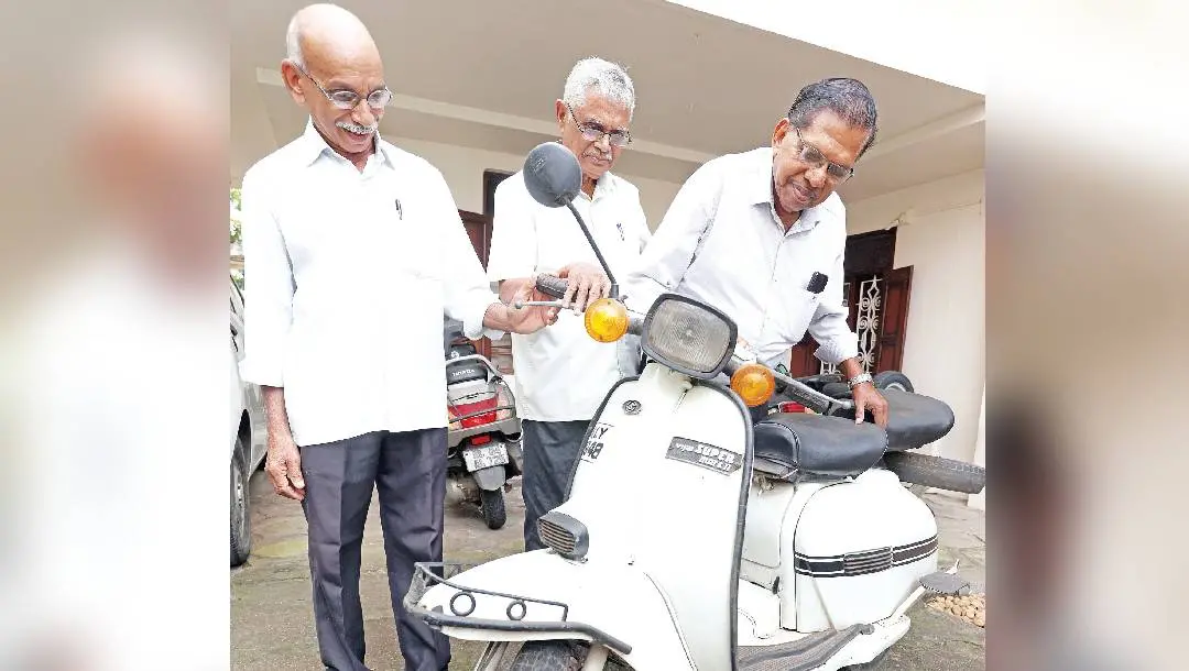 40 വര്‍ഷം മുന്‍പ് ആലപ്പുഴയിലെ സ്‌കൂട്ടേഴ്സ് കേരളയില്‍ നിര്‍മിച്ച വിജയ് സൂപ്പര്‍ സ്‌കൂട്ടര്‍, ആലപ്പുഴ തത്തംപള്ളിയിലെ ഒരു വീട്ടില്‍ സൂക്ഷിച്ചിരിക്കുന്നു. അന്നു നിര്‍മാണത്തില്‍ പങ്കാളികളായ ജോര്‍ജ്പോള്‍, സ്റ്റാന്‍ലി ജോസഫ്, എസ്. ശ്രീകണ്ഠന്‍ എന്നിവര്‍ സ്‌കൂട്ടര്‍ കാണാനെത്തിയപ്പോള്‍ | ഫോട്ടോ: സി. ബിജു