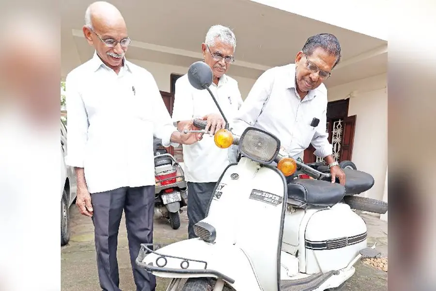 വിജയ് സൂപ്പറും മൂന്ന് കൂട്ടുകാരും; ഒരുമിച്ച് നിര്മിച്ച സ്കൂട്ടര് കാണാന് അവര് ഒന്നിച്ചെത്തി