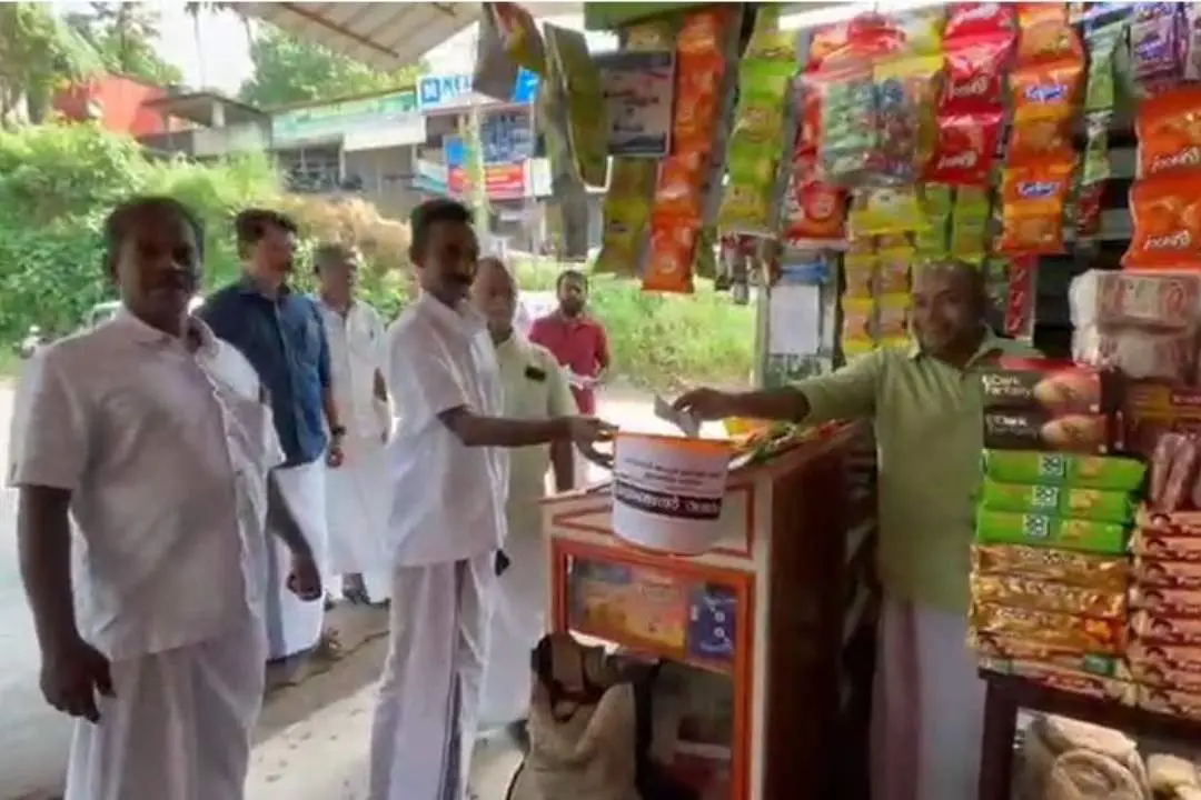 തെണ്ടല് സമരം നടത്തുന്ന പ്രവര്ത്തകര്