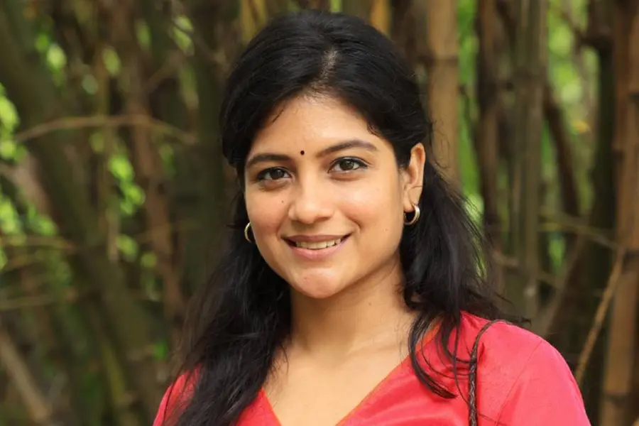 മൃഗങ്ങളുടെ ജഡങ്ങൾ ഒഴുകുന്നു, പോലീസുകാർ പോയത് പ്രമുഖയെ രക്ഷിക്കാൻ; രൂക്ഷവിമർശനവുമായി അദിതി ബാലൻ