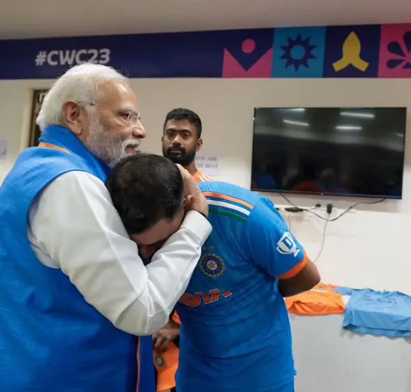 ഇന്ത്യന് ടീം ഡ്രസ്സിങ് റൂമിലെത്തിയ പ്രധാനമന്ത്രി നരേന്ദ്ര മോദി മുഹമ്മദ് ഷമിയെ ആശ്വസിപ്പിക്കുന്നു