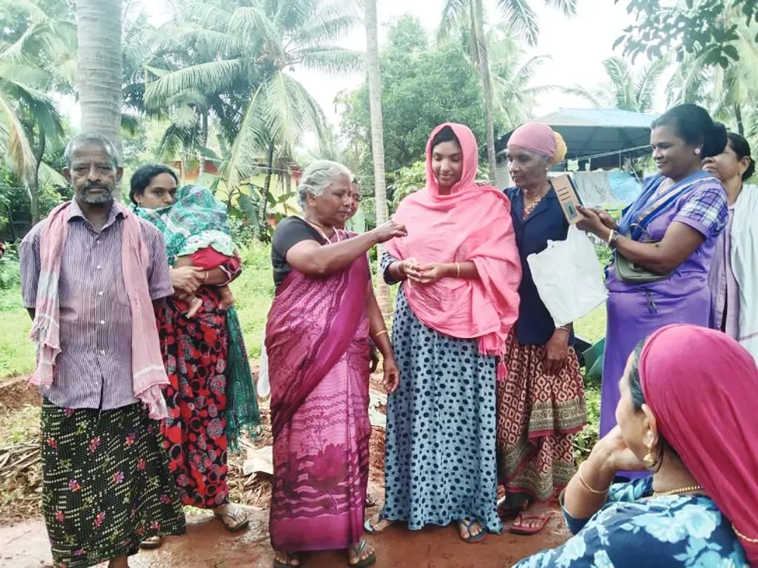 സ്വര്‍ണമാല തൊഴിലുറപ്പ് തൊഴിലാളികള്‍ ഉടമയ്ക്ക് തിരികെ നല്‍കുന്നു | Photo: Special Arrangement