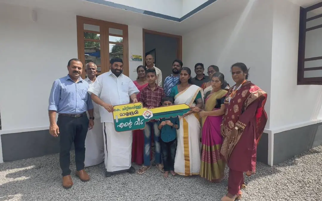 മാതൃഭൂമിയും കെ. ചിറ്റിലപ്പിള്ളി ഫൗണ്ടേഷനും ചേര്ന്ന് 'എന്റെ വീട്' പദ്ധതിയില് പ്രതിഭയ്ക്കായി നിർമിച്ച വീടിന്റെ താക്കോല്ദാനം മന്ത്രി വി.എന്. വാസവന് നിര്വഹിക്കുന്നു