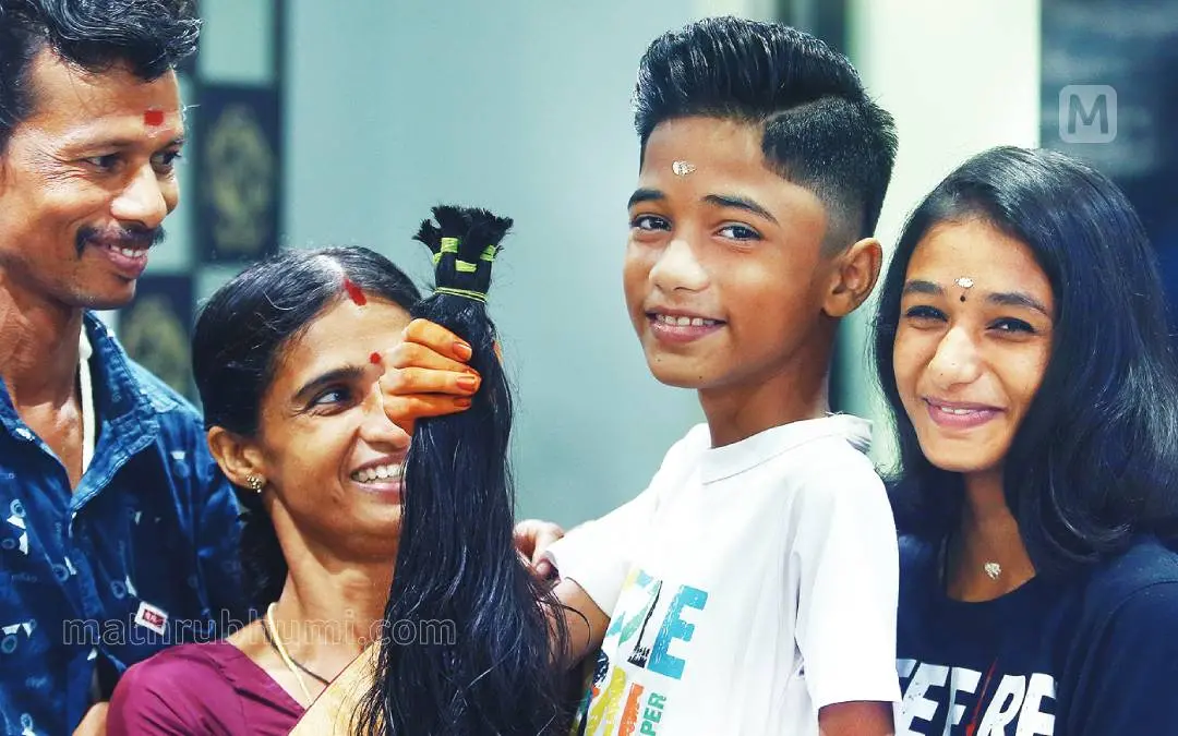 അർബുദബാധിതർക്ക് നൽകാനായി മുറിച്ച തന്റെ മുടിയുമായി സച്ചിൻ കുടുംബാംഗങ്ങളോടൊപ്പം