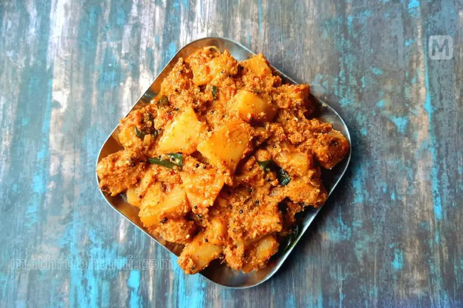 ചാറില്ലാതെ തേങ്ങാക്കൂട്ടിൽ പൊതിഞ്ഞ കടച്ചക്ക സുക്കെ; കൊങ്കണി റെസിപ്പി