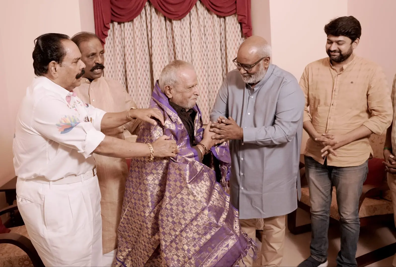 പി.ജയചന്ദ്രനെ ആദരിക്കുന്ന കീരവാണി. കെ.ടി.കുഞ്ഞുമോൻ, വൈരമുത്തു, 'ജെൻ്റിൽമാൻ2 ' വിൻ്റെ സംവിധായകൻ എ.ഗോകുൽ കൃഷ്ണ എന്നിവർ സമീപം | ഫോട്ടോ: സ്പെഷ്യൽ അറേഞ്ച്മെന്റ്