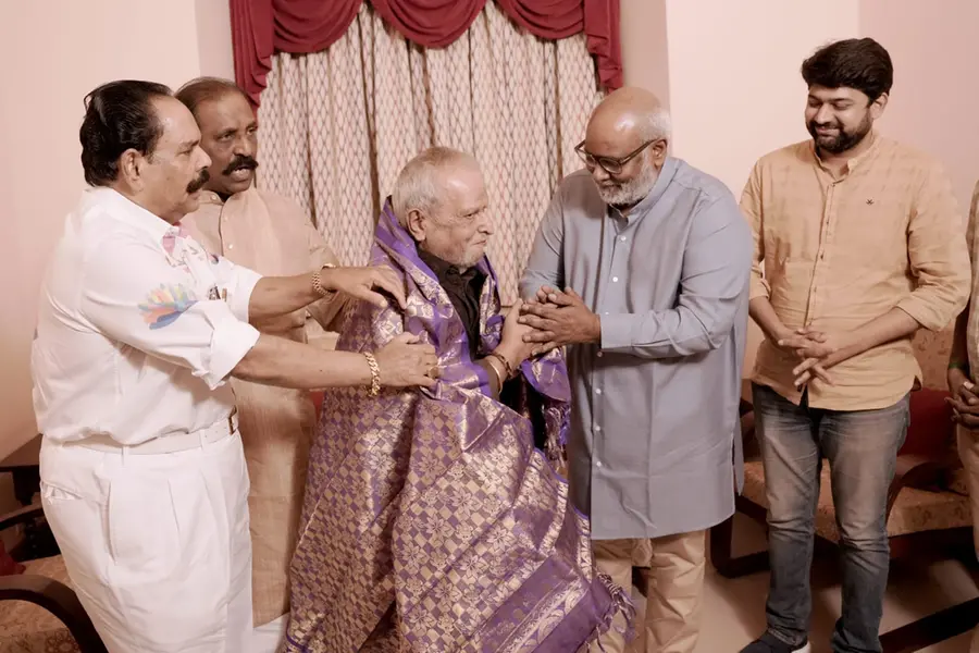 'ഞങ്ങൾ നിങ്ങളെയാണ് ആദരിക്കേണ്ടത്'; തന്നെ ആദരിക്കാനെത്തിയ ജയചന്ദ്രനെ പൊന്നാടയണിയിച്ച് കീരവാണി