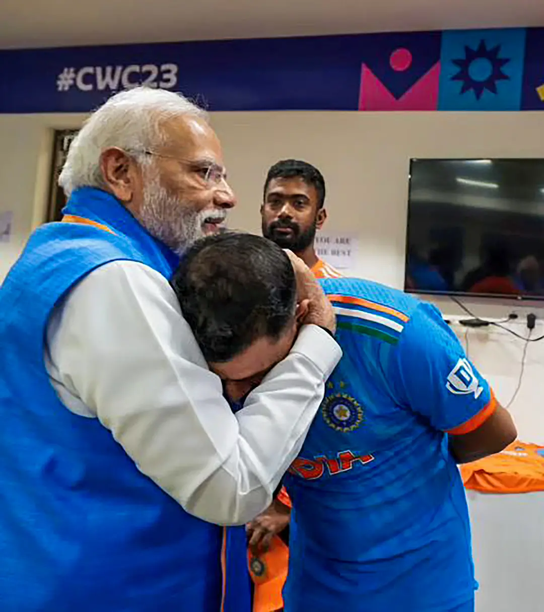 ഇന്ത്യൻ ടീമിന്റെ ഡ്രസ്സിങ് റൂമിലെത്തിയ പ്രധാനമന്ത്രി നരേന്ദ്ര മോദി മുഹമ്മദ് ഷമിയെ ആശ്വസിപ്പിക്കുന്നു. ഷമി സാമൂഹിക മാധ്യമമായ എക്‌സിൽ പങ്കുവെച്ച ചിത്രം | Photo: PTI