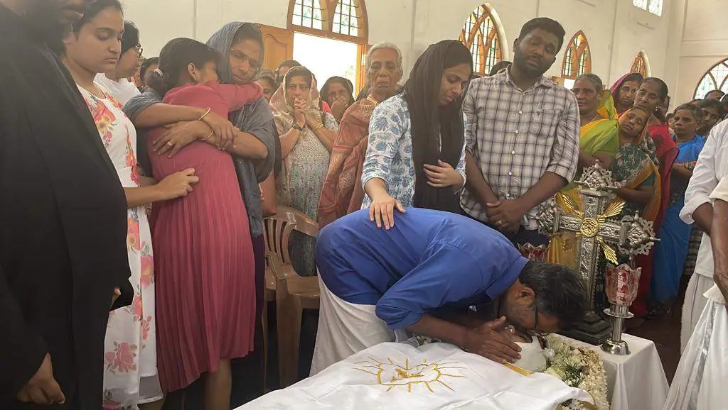 സാറയ്ക്ക് അന്ത്യചുംബനം നൽകുന്ന പിതാവ് I ഫോട്ടോ: രാജി