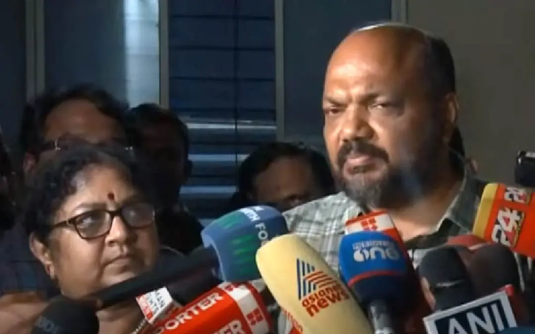 കൊച്ചിയിൽ മാധ്യമങ്ങളെ കാണുന്ന മന്ത്രിമാരായ ആർ. ബിന്ദുവും പി. രാജീവും