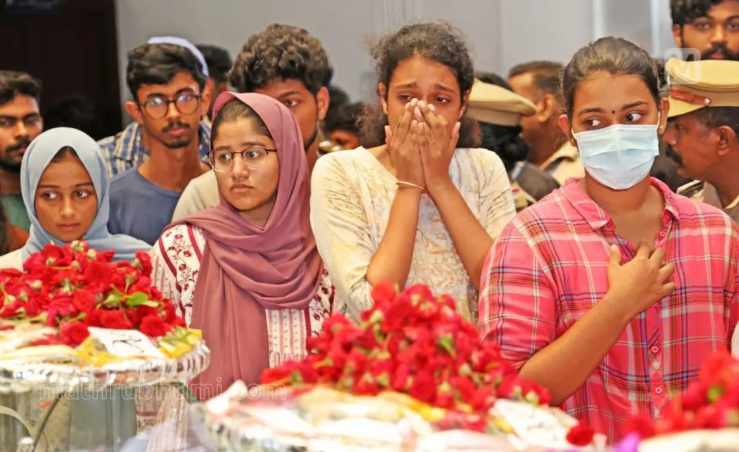 കുസാറ്റ് ക്യാമ്പസില് സഹപാഠികളുടെ മൃതദേഹം കണ്ട് ദുഃഖമടക്കാനാകാത്ത വിദ്യാര്ഥികള് | ഫോട്ടോ: മാതൃഭൂമി