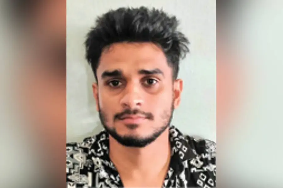 തപാല്വഴി സ്വര്ണ്ണക്കടത്ത്: DRI റെയ്ഡ്, പ്രതി മുകള്നിലയില്നിന്ന് ചാടിയോടി; ഓടിച്ചിട്ടുപിടിച്ചു