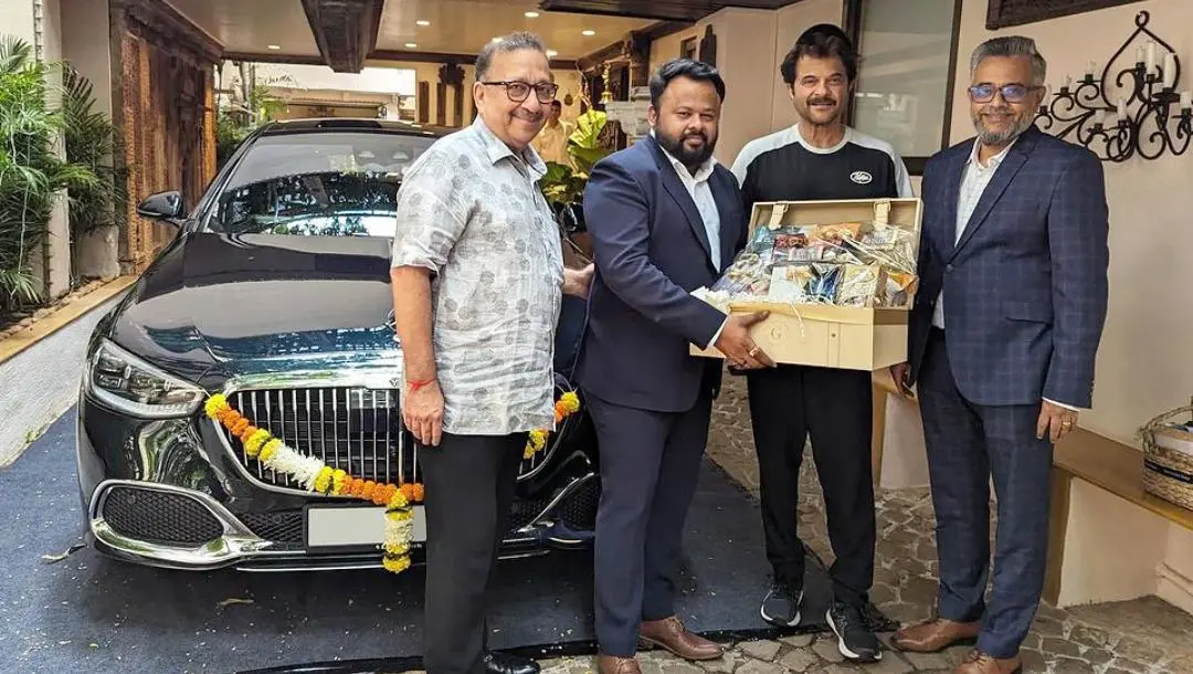 അനില് കുമാറിന് തന്റെ പുതിയ വാഹനമായ മെഴ്സിഡീസ് ബെന്സ് എസ്580 കൈമാറുന്നു | Photo: Instagram/landmarkcarsmh