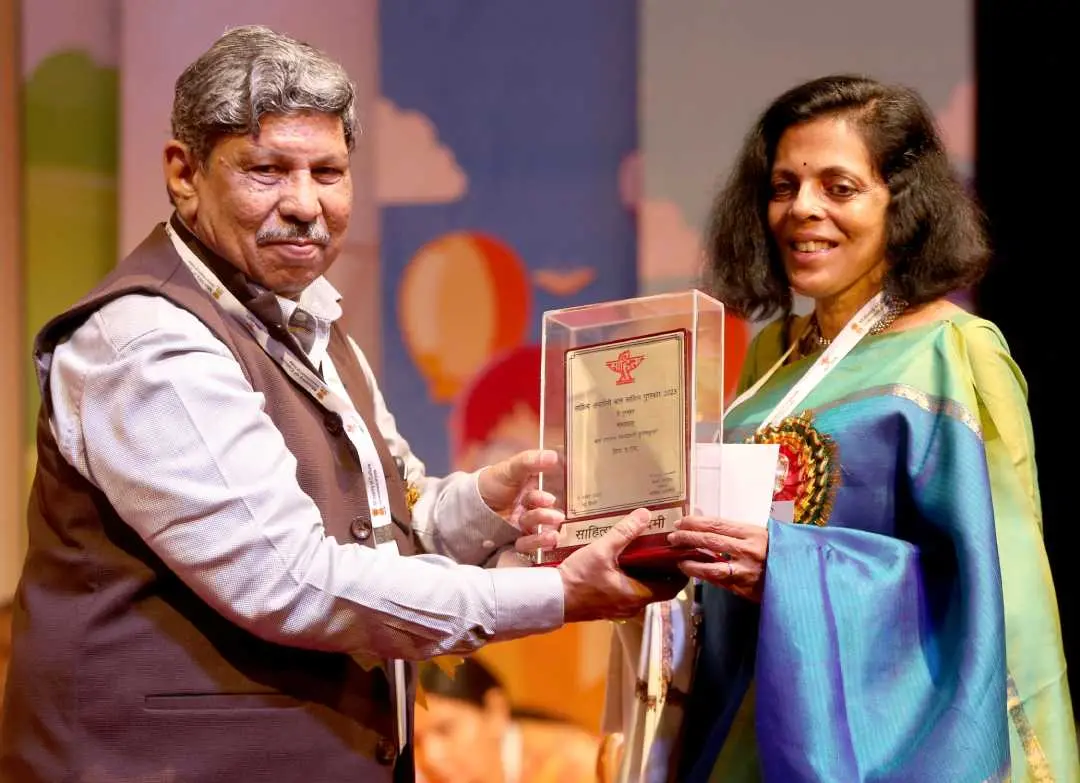 കേന്ദ്ര ബാലസാഹിത്യ പുരസ്കാരം എഴുത്തുകാരി പ്രിയ എ.എസ്. ഏറ്റുവാങ്ങുന്നു