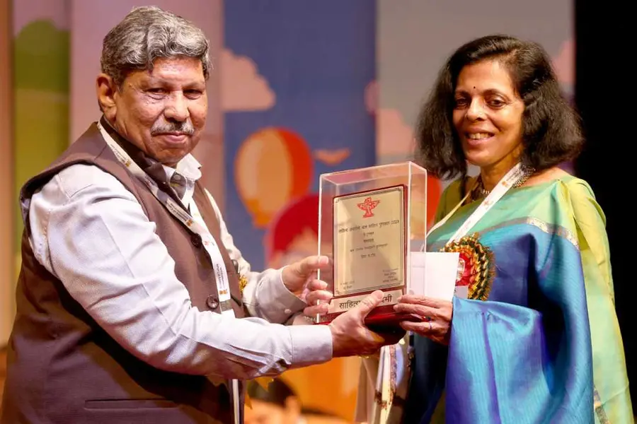 പ്രിയ എ.എസ്. കേന്ദ്ര ബാലസാഹിത്യ പുരസ്കാരം ഏറ്റുവാങ്ങി