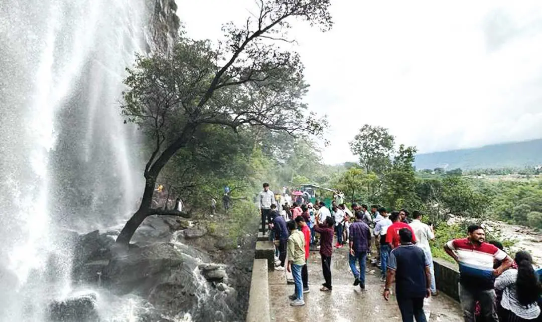 ഇരച്ചില് പാറ വെള്ളച്ചാട്ടം