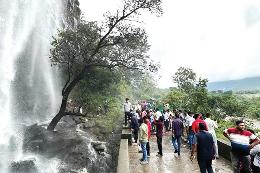 കാന്തല്ലൂര്‍ മലനിരകളില്‍ കനത്തമഴ; ഇരച്ചില്‍പാറ വെള്ളച്ചാട്ടം കാണാനെത്തുന്നത് ആയിരങ്ങള്‍