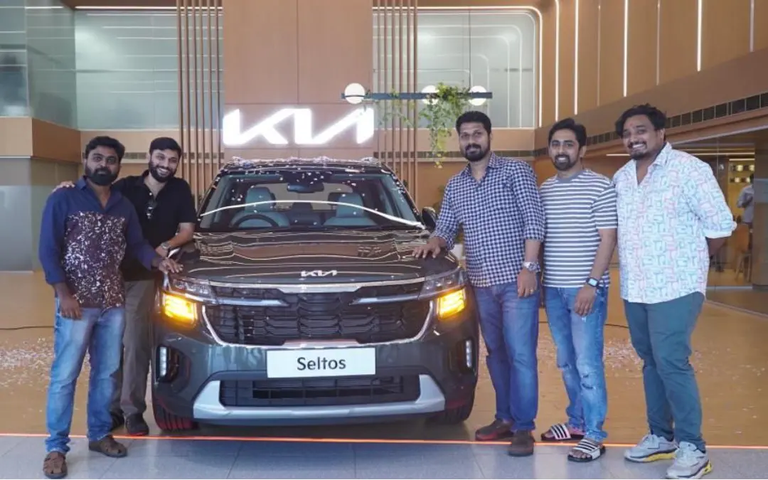 അരുണിന് ലിസ്റ്റിൻ കാർ സമ്മാനിച്ചപ്പോൾ