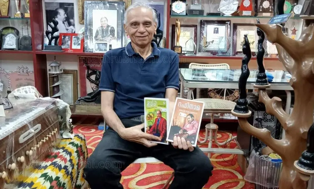 റഫിയുടെ മുറിയില് മരുമകൻ പർവേസ് പുസ്തകങ്ങളുമായി