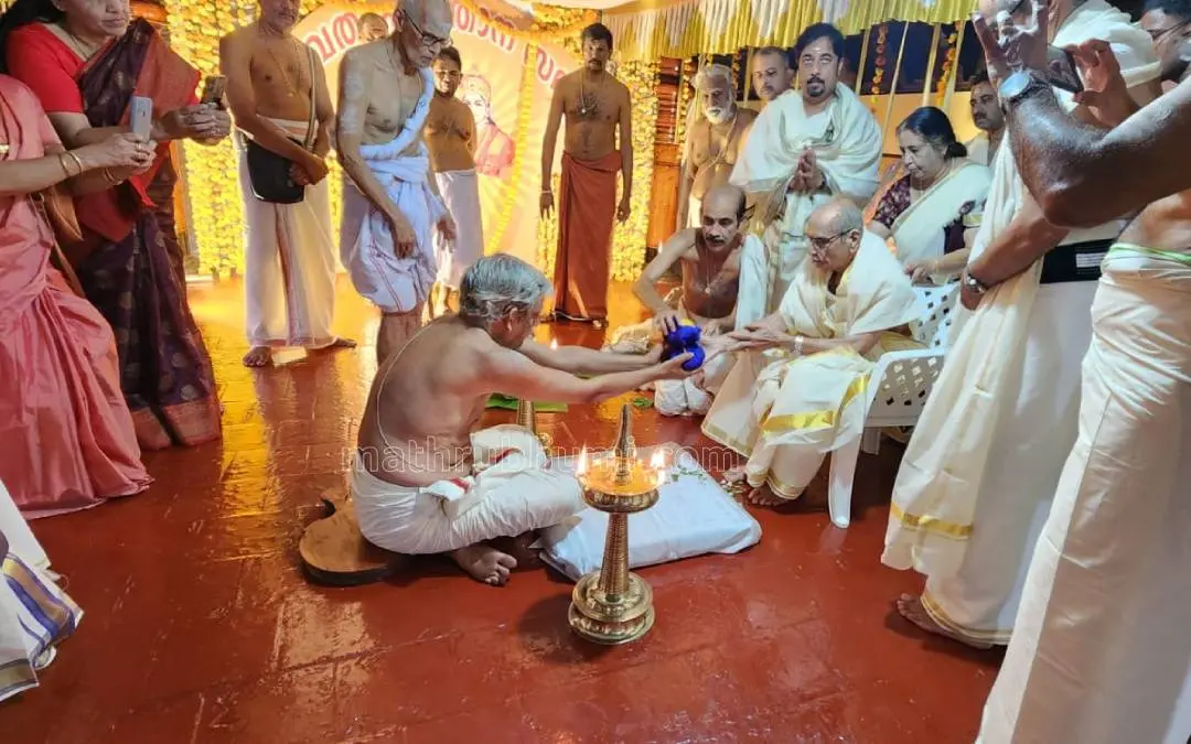 സമൂതിരി രാജാവ് കെ.സി. ഉണ്ണിയനിയൻ രാജ വേദ പണ്ഡിതന്‍ അണ്ടലാടി ദിവാകരൻ നമ്പൂതിരിപ്പാടിന് പണക്കിഴി നൽകുന്നു | Photo: mathrubhumi.com