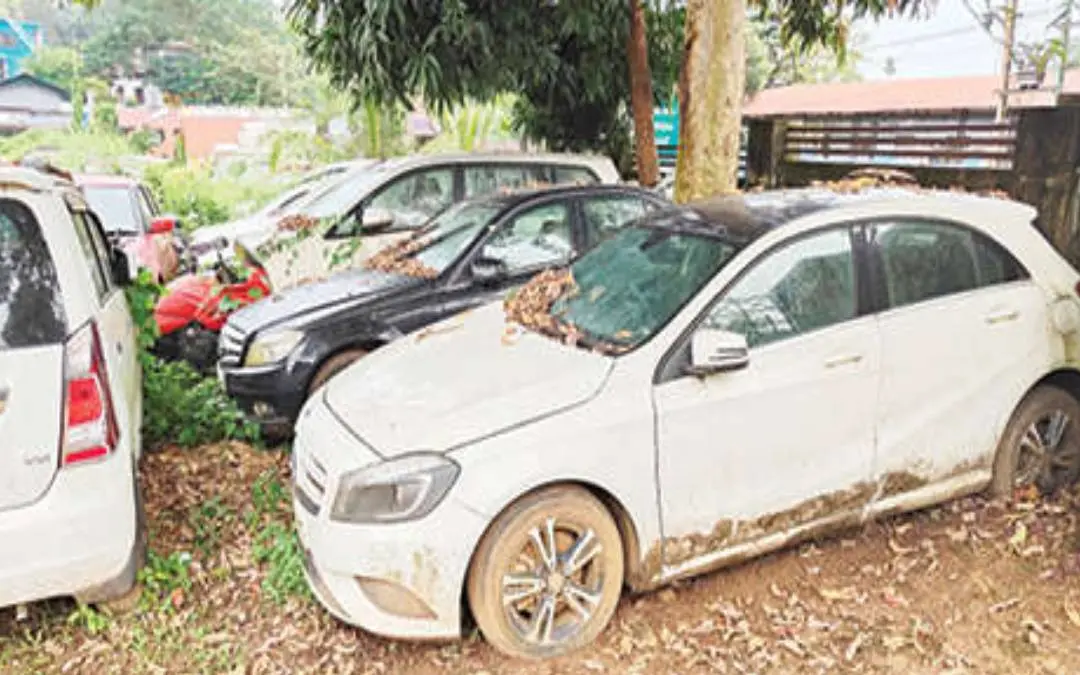 പോപ്പുലർ ഫിനാൻസ് തട്ടിപ്പിനെത്തുടർന്ന് കണ്ടുകെട്ടിയ വാഹനങ്ങൾ പത്തനംതിട്ട എ.ആർ.ക്യാമ്പ് പരിസരത്ത് തുരുമ്പെടുക്കുന്നു