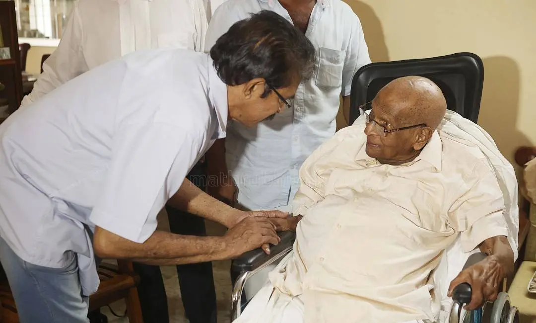 ബാലചന്ദ്രന് ചുള്ളിക്കാട് എം.എം ലോറന്സിനെ സന്ദര്ശിച്ചപ്പോള്/ ഫോട്ടോ: എം.വി സിനോജ്