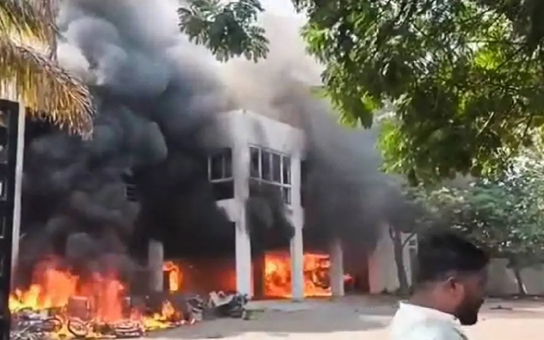 പ്രക്ഷോഭകര്‍ വീടിന് തീയിട്ടപ്പോള്‍. Photo - PTI