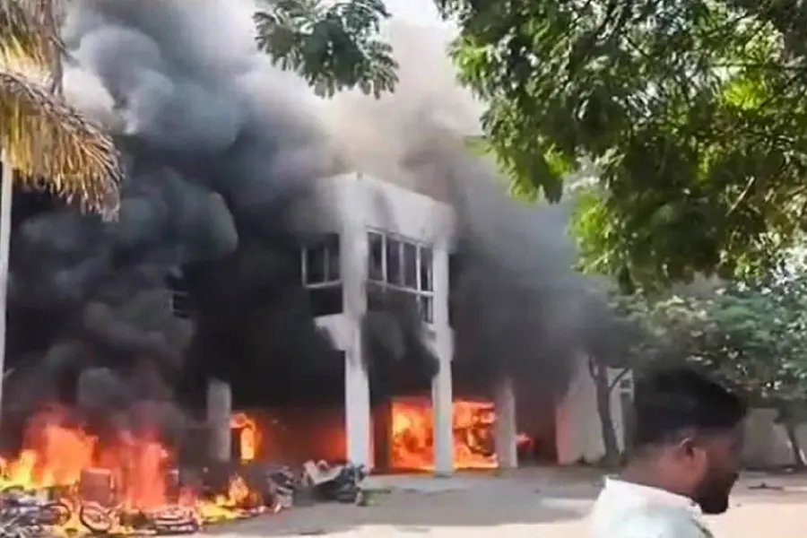 മറാത്ത സംവരണ പ്രക്ഷോഭത്തിനിടെ MLAയുടെ വീടിന് തീയിട്ട് പ്രതിഷേധക്കാര്