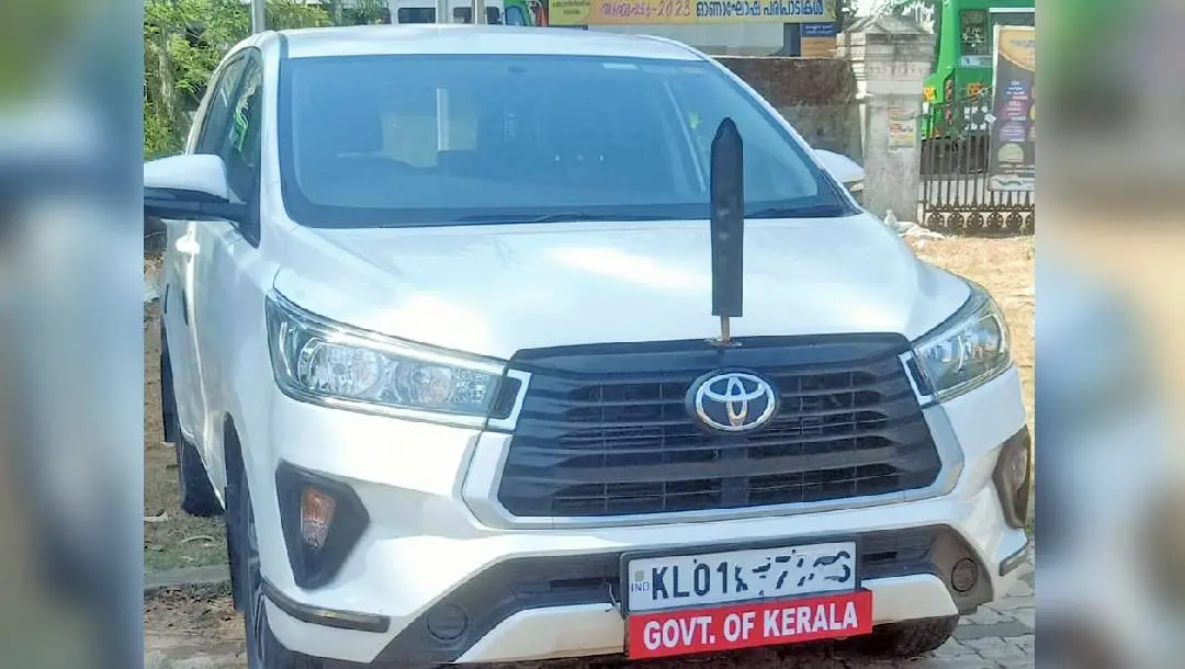 നമ്പര്പ്ലേറ്റില് 'ഗവ. ഓഫ് കേരള' എന്ന് ഘടിപ്പിച്ച് കളക്ടറേറ്റിലെത്തിയ കാര്.