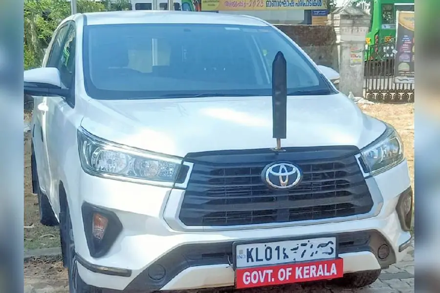 എ.ഐ. ക്യാമറയെ പറ്റിക്കാന് കാറില് 'ഗവ.ഓഫ് കേരള' ബോര്ഡ്; ഒടുവില് കളക്ടറേറ്റിലെത്തി കുടുങ്ങി