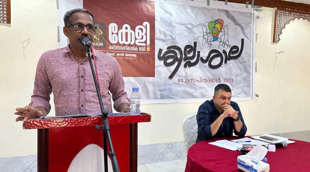 കേളി ശില്പശാലയില് സെക്രട്ടറി സുരേഷ് കണ്ണപുരം സംസാരിക്കുന്നു