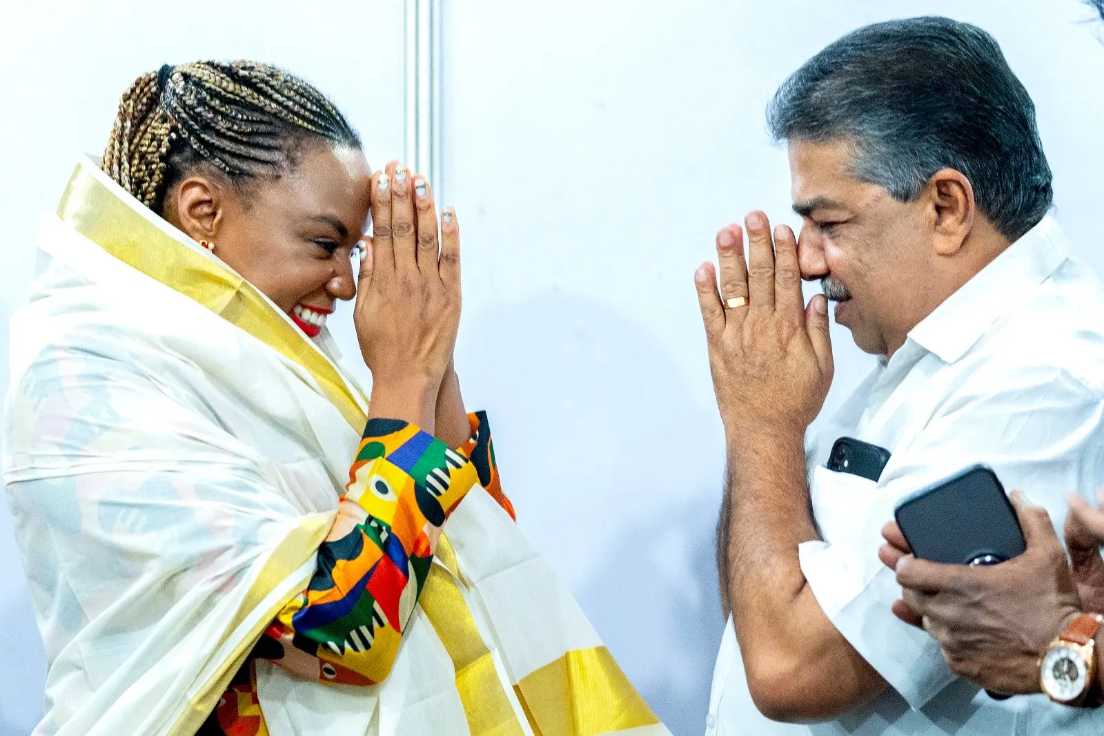 സ്പിരിറ്റ് ഓഫ് സിനിമ പുരസ്കാരം നേടിയ വനൂരി കഹിയുവിനെ ചലച്ചിത്രമേള വേദിയിൽ സാംസ്കാരികമന്ത്രി സജി ചെറിയാൻ അ‌ഭിവാദ്യം ചെയ്യുന്നു.