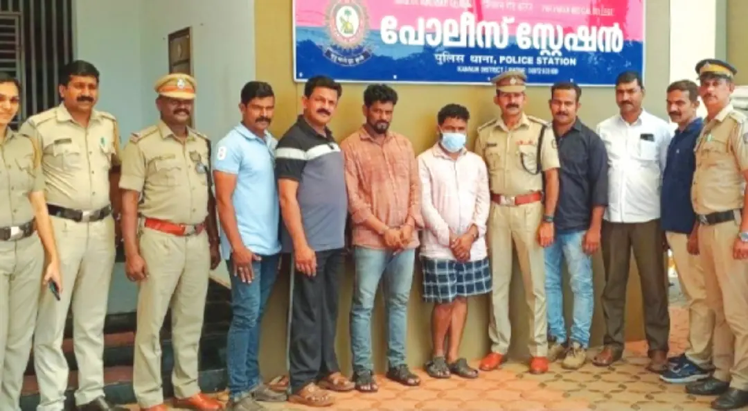 പരിയാരം കവർച്ചക്കേസ് പ്രതികളായ സുള്ളൻ സുരേഷും ഷേക്ക് അബ്ദുള്ളയും അന്വേഷണസംഘത്തോടൊപ്പം.