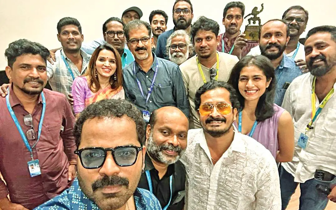 ഐ.എഫ്.എഫ്.കെ.യിൽ ആട്ടം പ്രദർശിപ്പിച്ച ശേഷം ചിത്രത്തിലെ അഭിനേതാക്കളും സംവിധായകനും അണിയറ പ്രവർത്തകരും ചേർന്നെടുത്ത സെൽഫി