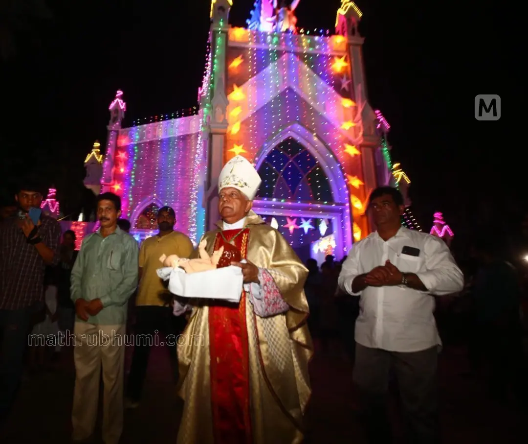 കണ്ണൂര് ബര്ണേശ്ശരി ഹോളി ട്രിനിറ്റി ദേവാലയത്തില് നടന്ന പാതിരാ കുര്ബാനയില് ബിഷപ് ഡോ. അലക്സ് വടക്കുംതല ഉണ്ണിയേശുവിന്റെ രൂപം പുല്ക്കൂട്ടില് പ്രതിഷ്ഠിക്കാനായി കൊണ്ടുപാകുന്നു |ഫോട്ടോ: റിദിന് ദാമു