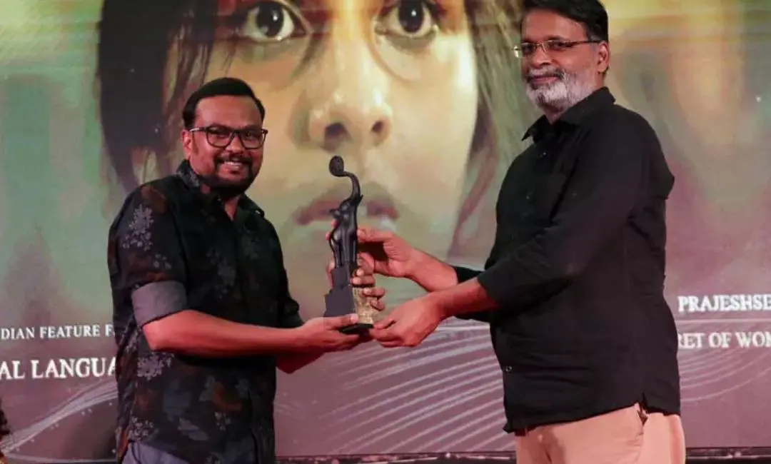 മികച്ച സംവിധായകനുള്ള പുരസ്കാരം പ്രജേഷ് സെന് ഏറ്റുവാങ്ങുന്നു