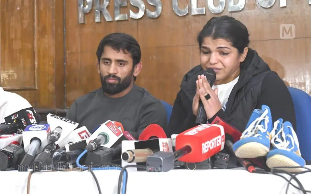 വാര്‍ത്താ സമ്മേളനത്തിനിടെ സാക്ഷി മാലിക് | പി.ജി. ഉണ്ണികൃഷ്ണന്‍ / മാതൃഭൂമി