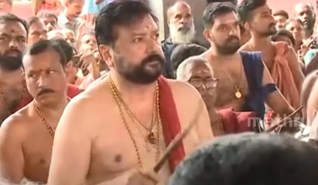 പവിഴമല്ലിത്തറ മേളത്തിൽ പങ്കെടുക്കുന്ന നടന് ജയറാം