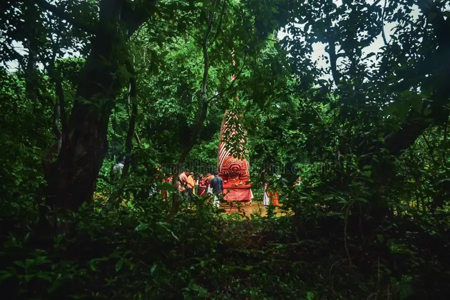 'ക്രൂരയാണ് കുപിതയാണ്, ചോരകൊണ്ട് തെച്ചിമലര് മാലയിടും ദേവി...' ഇടശ്ശേരിയുടെ കാവുകള്!