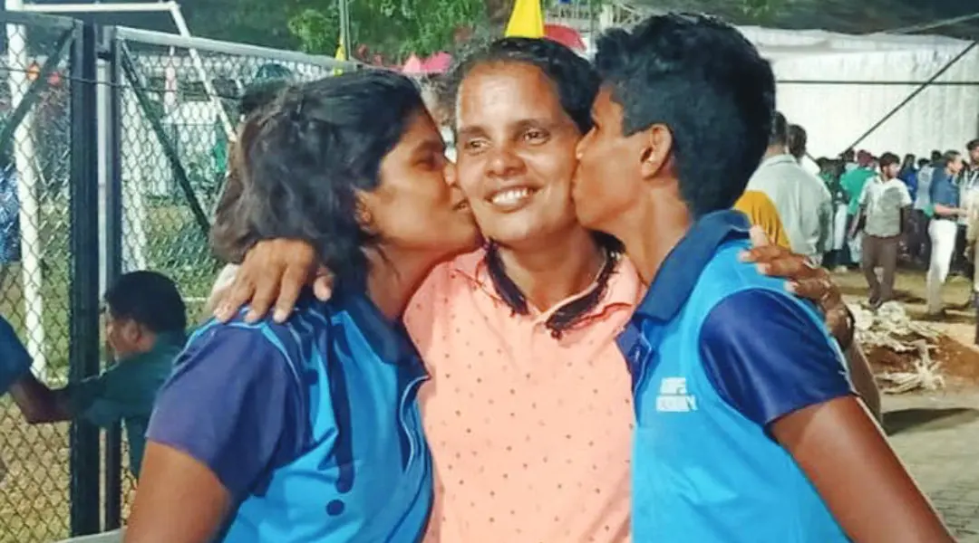 പോള്‍വാള്‍ട്ടില്‍ വെള്ളി നേടിയ മെല്‍ബയും സ്വര്‍മം നേടിയ മിലനും അമ്മ ഷീജയ്ക്ക് ഉമ്മ നല്‍കുന്നു