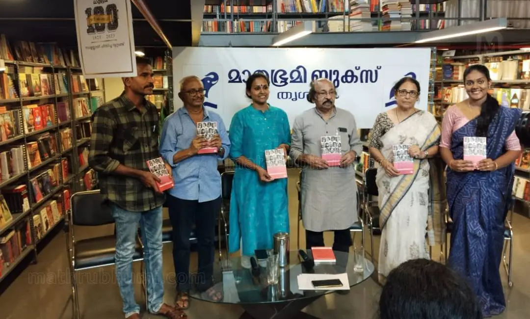 അനുകുല്, അഷ്ടമൂര്ത്തി, ഷബിത, സച്ചിദാനന്ദന്, ബീന എംസണ്, ഉമ ഹിരണ്യന് എന്നിവര് ചേര്ന്ന് 'അമ്മയോര്മകള്' പ്രകാശനം ചെയ്യുന്നു.
