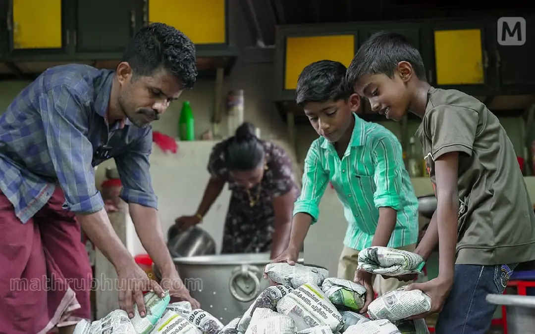 സതീഷും കുടുംബവും വിതരണം ചെയ്യാനുള്ള പൊതിച്ചോര് ഒരുക്കുന്നു. | ഫോട്ടോ: അരുണ് നിലമ്പൂര്