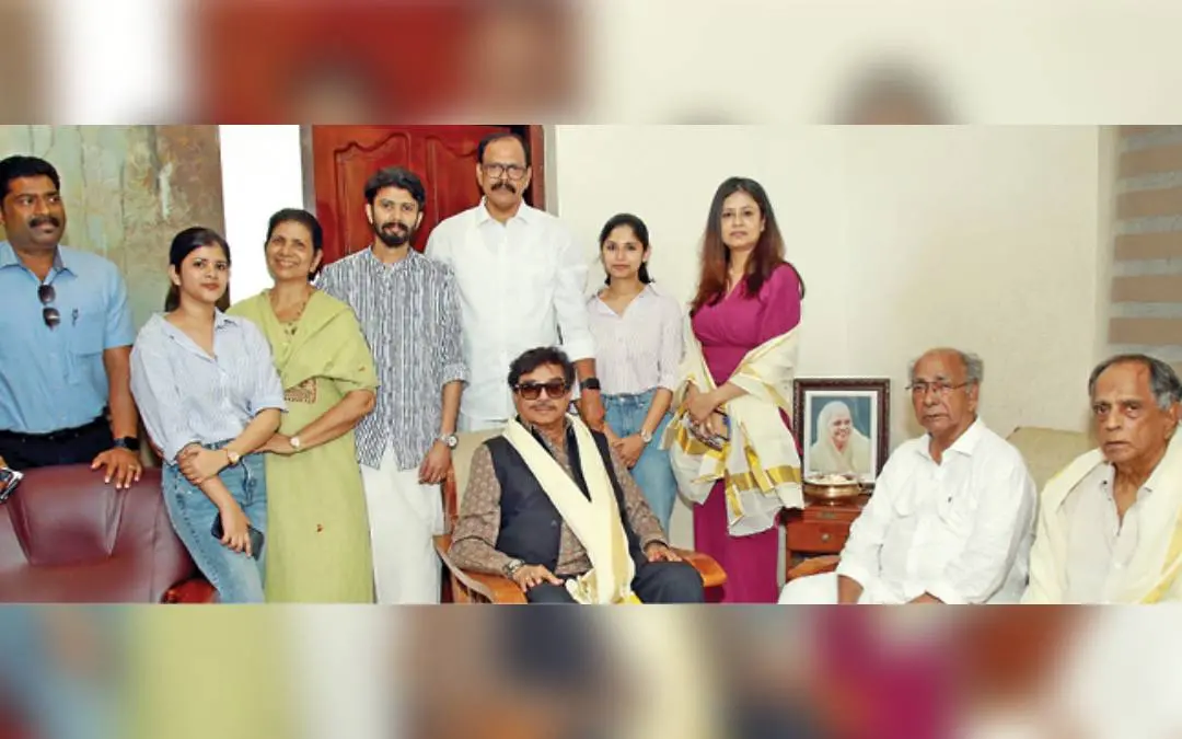 ശത്രുഘ്നൻ സിൻഹ സുഹൃത്തിന്റെ കുടുംബത്തോടൊപ്പം