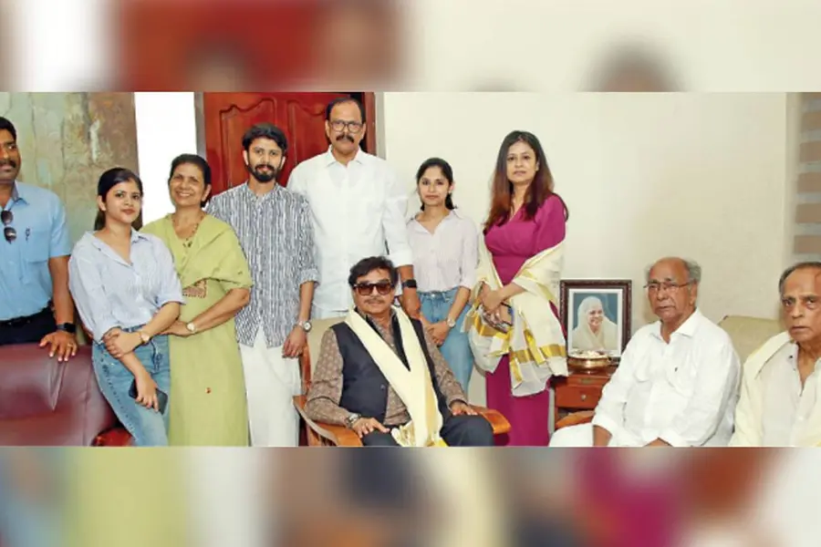 സിനിമയുടെ ആരവങ്ങളില്ലാതെ ശത്രുഘ്നൻ സിൻഹ പള്ളിപ്പുറത്തെത്തി, സുഹൃത്തിന്റെ കുടുംബത്തെ ആശ്വസിപ്പിക്കാൻ