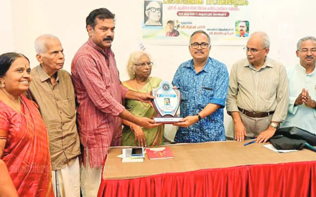 എൻ.വി. കൃഷ്ണവാരിയർ സ്മാരക കവിതാപുരസ്കാരം സുഭാഷ് ചന്ദ്രൻ മാധവൻ പുറച്ചേരിക്ക് സമ്മാനിക്കുന്നു.