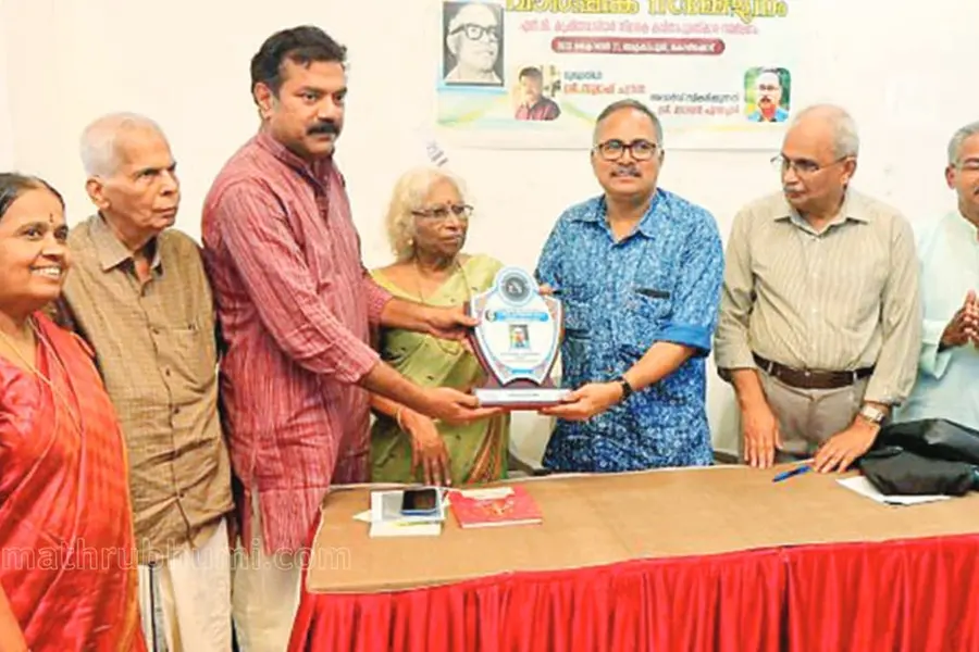 എന്.വി. കൃഷ്ണവാരിയര് സ്മാരക കവിതാപുരസ്കാരം സമ്മാനിച്ചു