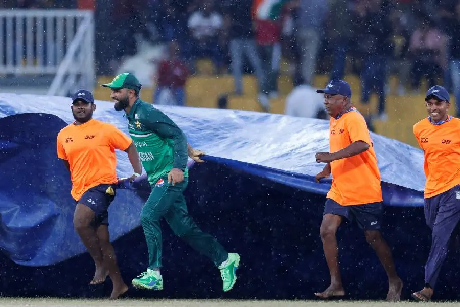പിച്ച് മൂടാന്‍ ഗ്രൗണ്ട് സ്റ്റാഫിനെ സഹായിച്ച് ഫഖര്‍ സമാന്‍, കൈയ്യടിച്ച ക്രിക്കറ്റ് ലോകം