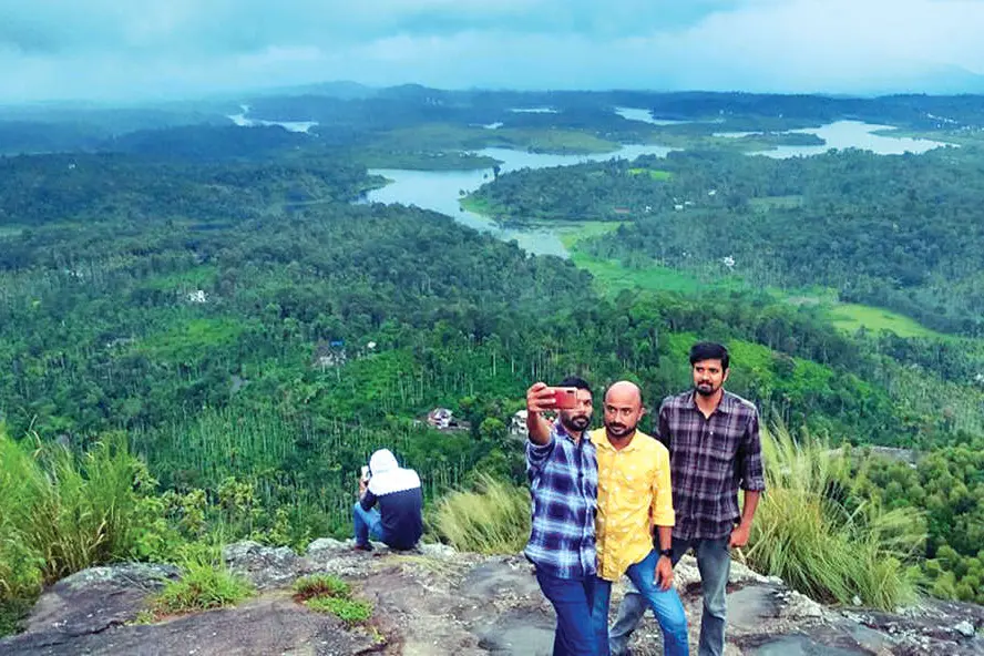 ഉദയവും അസ്തമയവും, അങ്ങകലെ ജലസമൃദ്ധമായ കാരാപ്പുഴ അണക്കെട്ട്; അപൂര്വമാണ് വയനാട്ടിലെ ഈ വ്യൂ