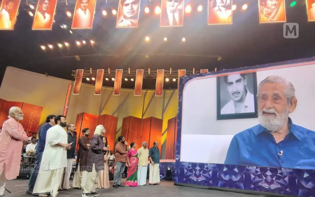 നടൻ മധുവിന്റെ നവതി ആഘോഷങ്ങളുടെ ഭാഗമായി നിശാഗന്ധി ഓഡിറ്റോറിയത്തിൽ ഫിലിം ഫ്രെട്ടേണിറ്റി സംഘടിപ്പിച്ച 'മധുമൊഴി' പരിപാടിയിൽ ഓൺലൈനായി പങ്കെടുത്ത മധുവുമായി നടൻ മോഹൻലാൽ സംസാരിക്കുന്നു. രാഘവൻ, പ്രിയദർശൻ, സത്യൻ അന്തിക്കാട്, അടൂർ ഗോപാലകൃഷ്ണൻ, ദിലീപ്, മേനക, മണിയൻപിള്ള രാജു, ശ്രീലത, സാഗ അപ്പച്ചൻ, ജനാർദനൻ എന്നിവർ സമീപം |ഫോട്ടോ: ബി. മുരളീകൃഷ്ണൻ \ മാതൃഭൂമി